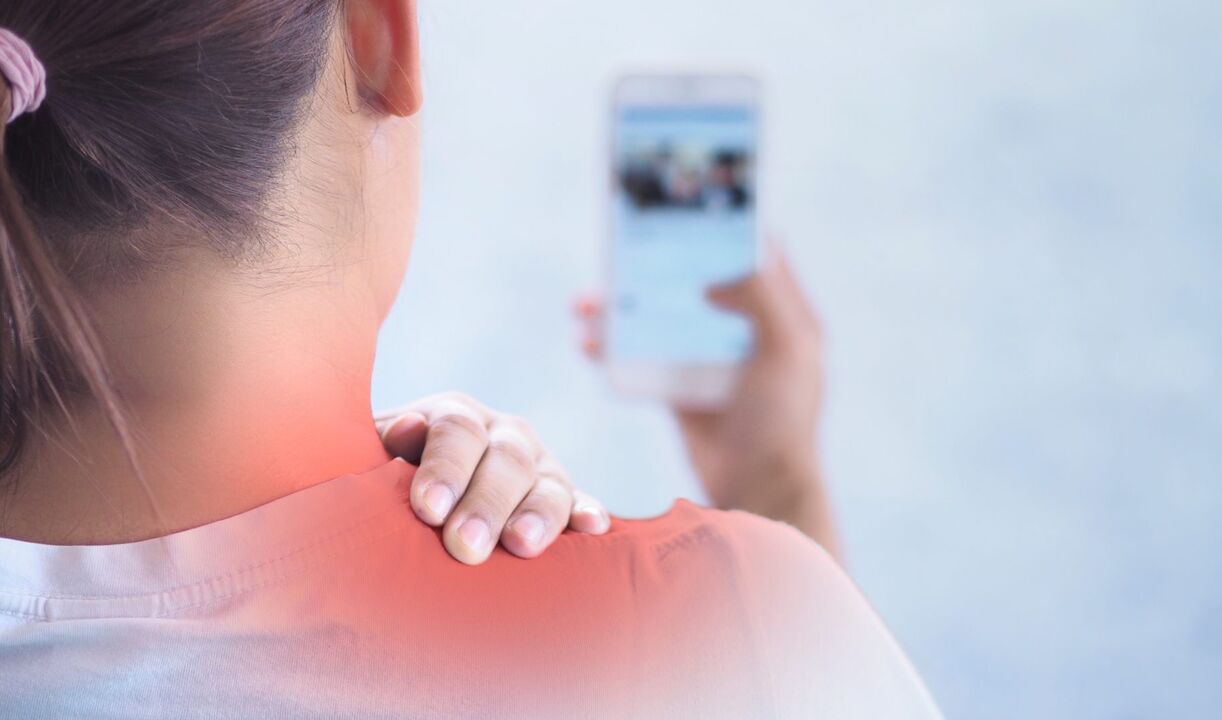 ส่วนใหญ่มักเจ็บคอเนื่องจากท่าทางที่ไม่ถูกต้อง เช่น หากบุคคลใช้สมาร์ทโฟนเป็นเวลานาน